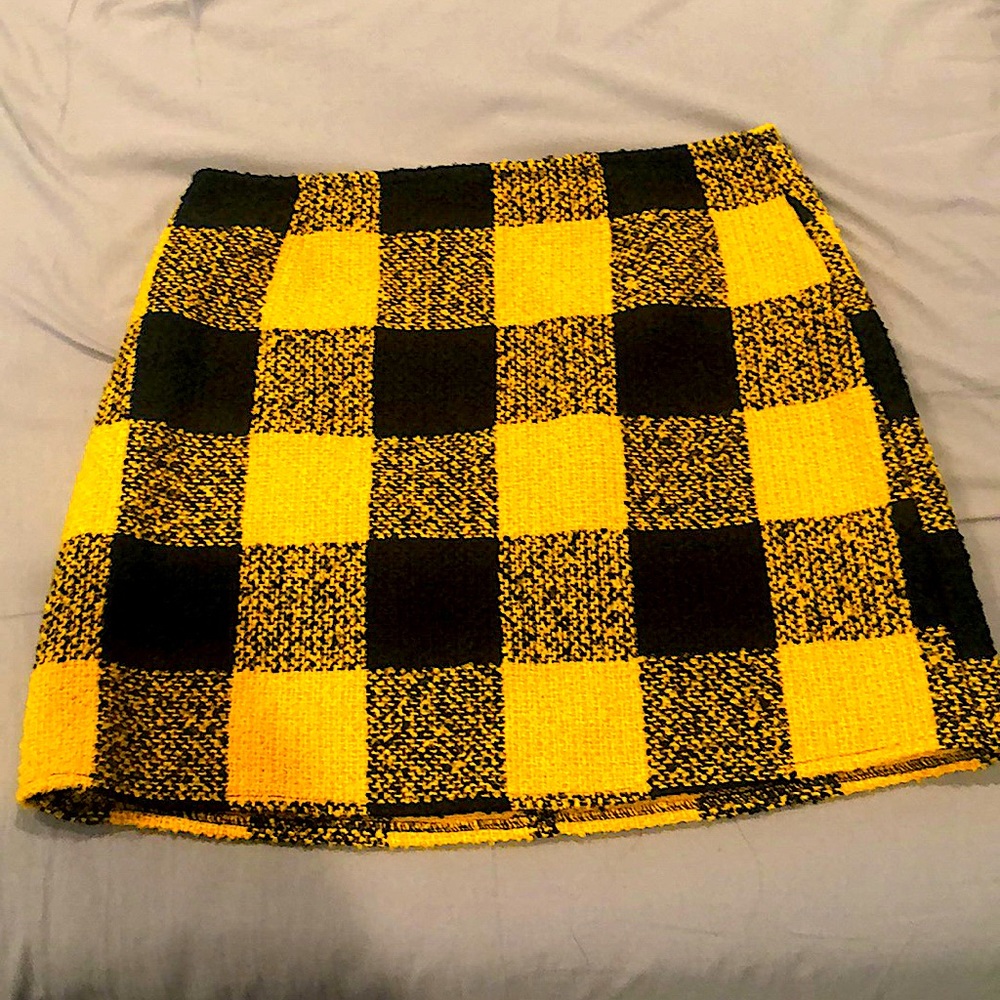 I’m selling a large checkered pattern skirt from forever 21